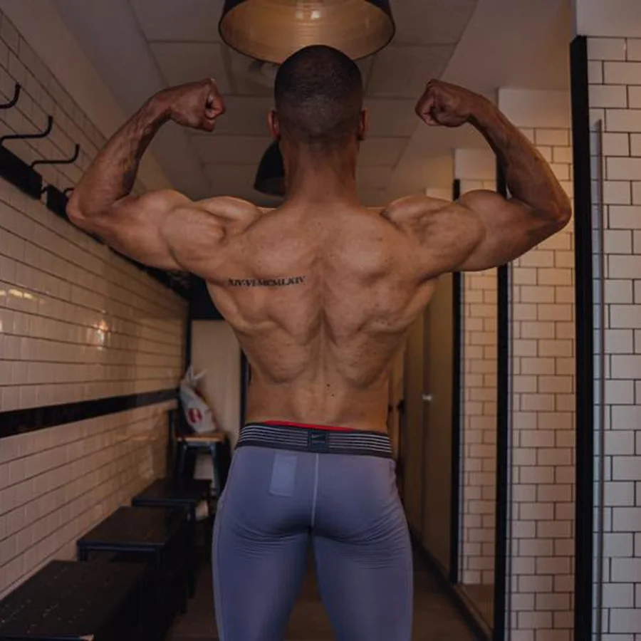 Martin de dos en double biceps, après 18 mois de coaching