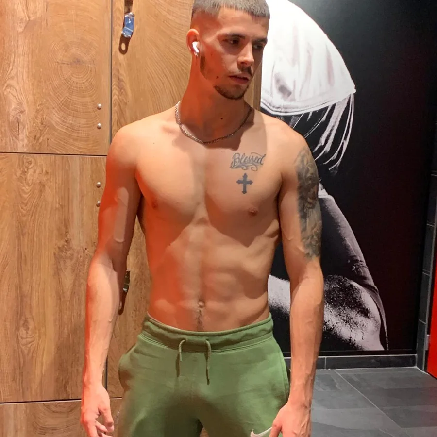 Luc en vestiaire, avant la préparation physique
