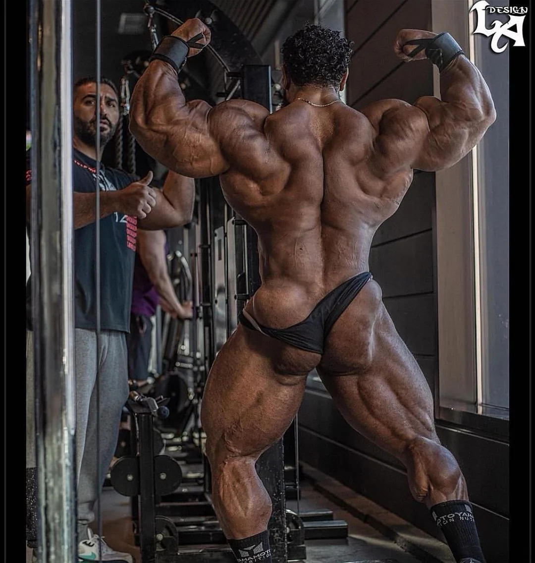 Culturiste bréviligne aux biceps et triceps très longs malgré des bras courts